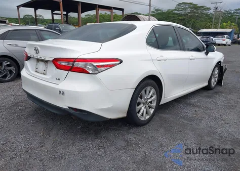 2019 Toyota Camry Le z USA, uszkodzony, nr VIN 4T1B11HK8KU233049